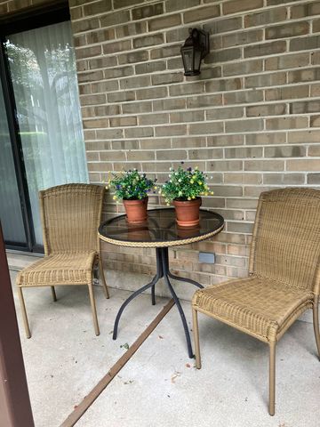 1709 Northfield Square B, Northfield, IL 60093