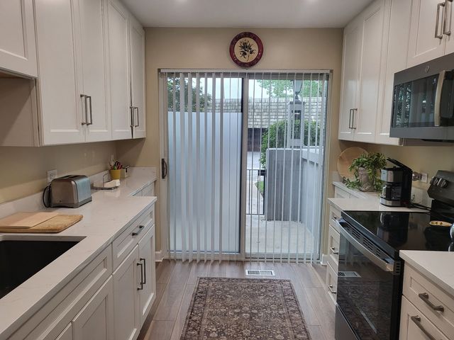 1709 Northfield Square B, Northfield, IL 60093
