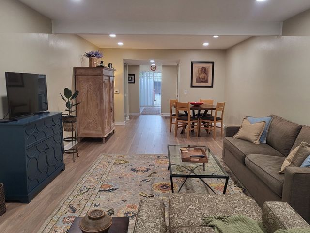 1709 Northfield Square B, Northfield, IL 60093