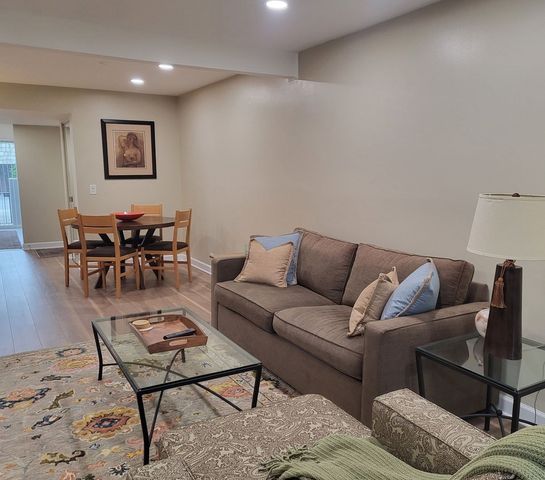 1709 Northfield Square B, Northfield, IL 60093