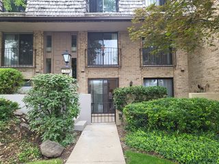 1709 Northfield Square B, Northfield, IL 60093