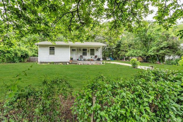 13 Carr Lane, Medford, NY 11763