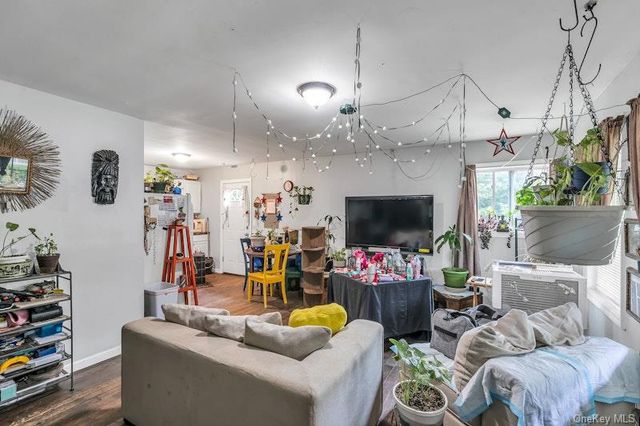 13 Carr Lane, Medford, NY 11763