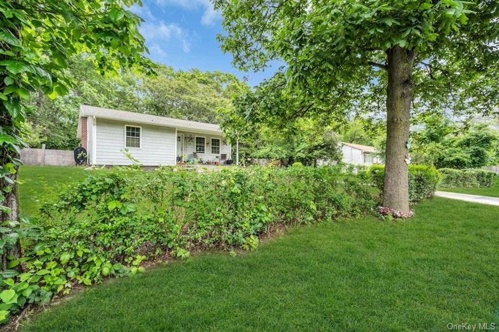 13 Carr Lane, Medford, NY 11763