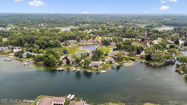 13366 Wenwood Drive, Fenton Charter Township, MI 48430