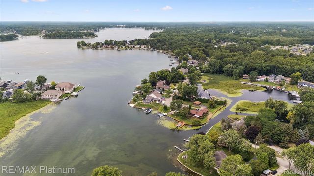 13366 Wenwood Drive, Fenton Charter Township, MI 48430