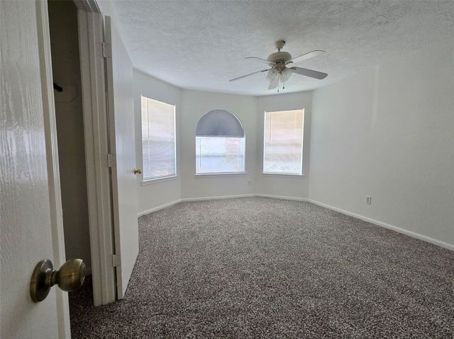 32223 Decker Oaks Drive, Pinehurst, TX 77362