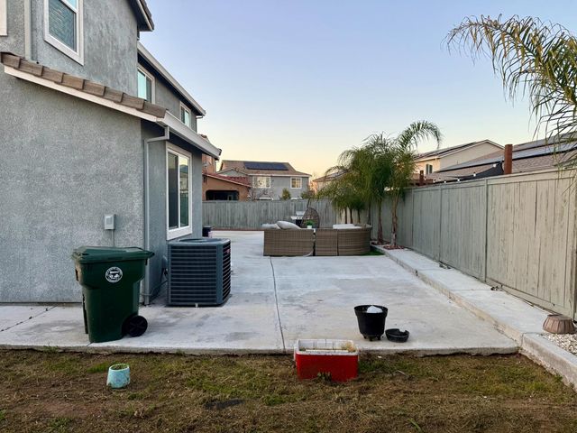 2038 W Gunner Pl, Manteca, CA 95337