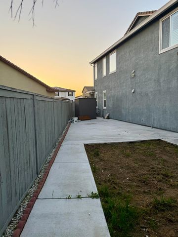 2038 W Gunner Pl, Manteca, CA 95337