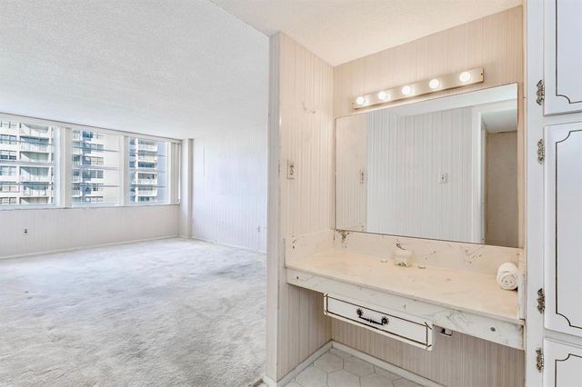 18031 Biscayne Boulevard 1104, Aventura, FL 33160
