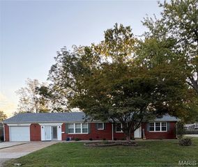12 Saint James Avenue, Swansea, IL 62226