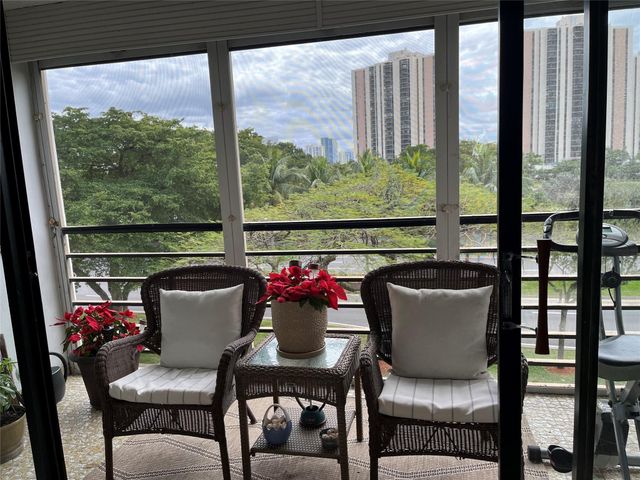 20500 W Country Club Drive 416, Aventura, FL 33180