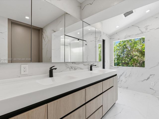 20001 NE 25th Avenue, Miami, FL 33180