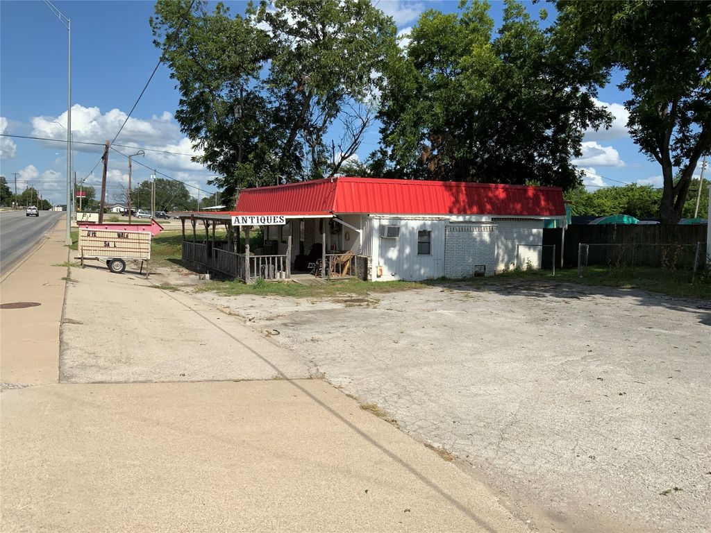800 W Central Avenue, Comanche, TX 76442