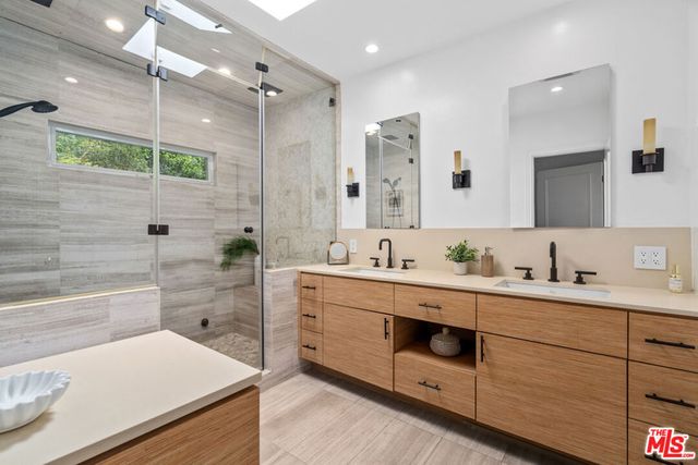 2617 Harlesden Court, Los Angeles, CA 90046