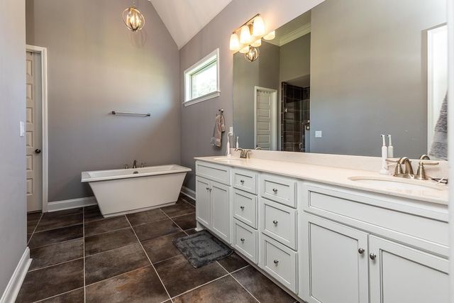 460 SAUNDERS CREEK CIR, Rossville, TN 38066