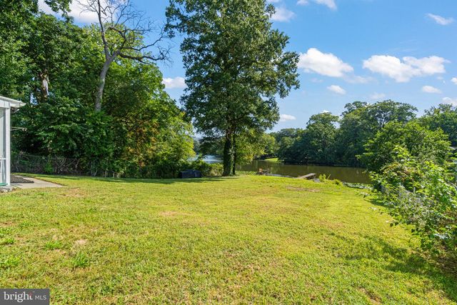 1 LONGWOOD DR, Burlington, NJ 08016