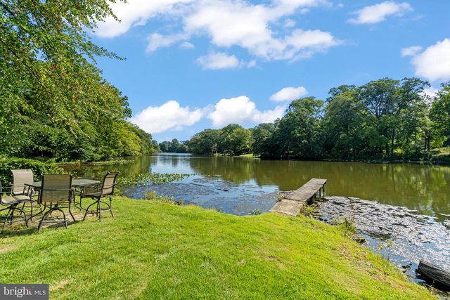 1 LONGWOOD DR, Burlington, NJ 08016
