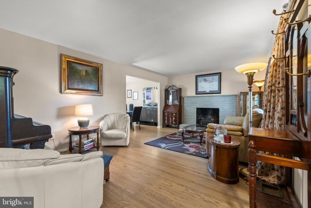 1 LONGWOOD DR, Burlington, NJ 08016