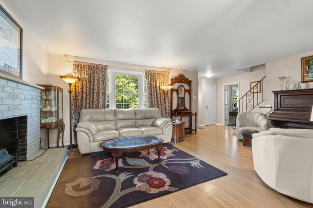 1 LONGWOOD DR, Burlington, NJ 08016
