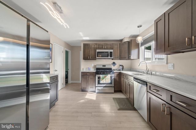 1 LONGWOOD DR, Burlington, NJ 08016