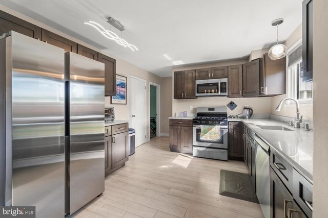 1 LONGWOOD DR, Burlington, NJ 08016