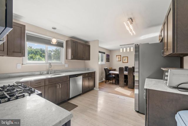 1 LONGWOOD DR, Burlington, NJ 08016