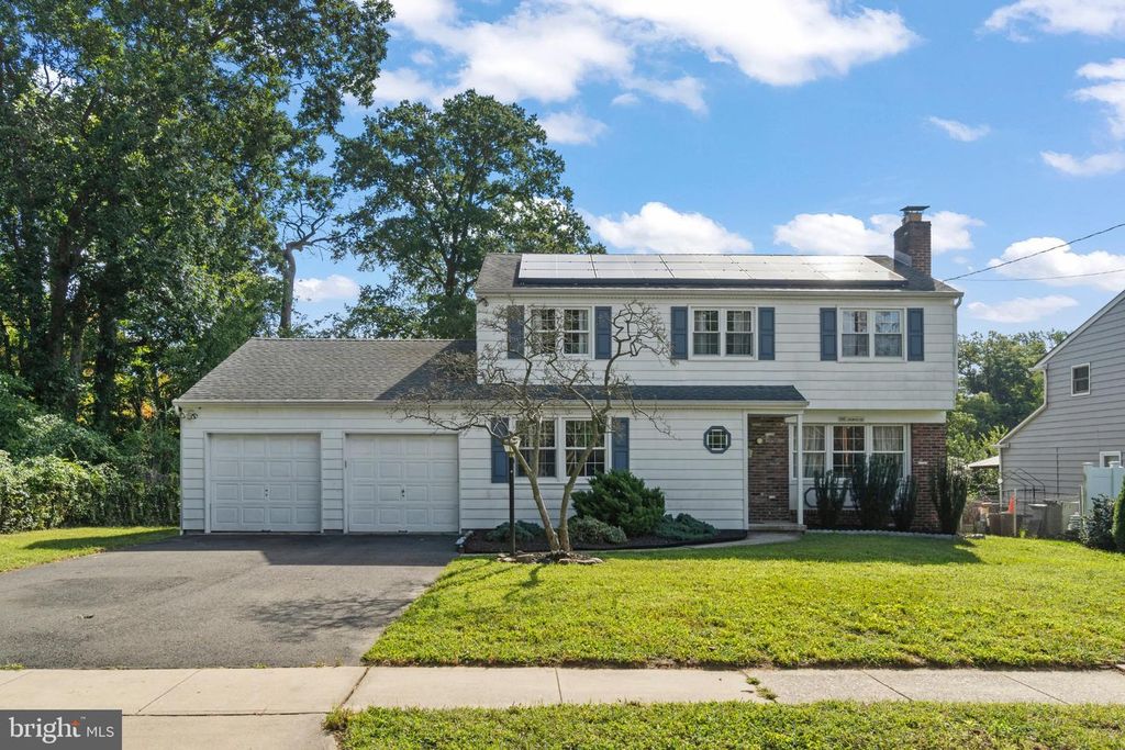 1 LONGWOOD DR, Burlington, NJ 08016