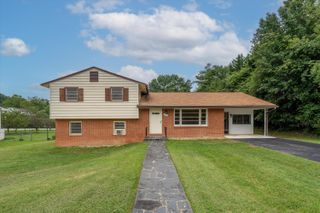 3153 Shorthorn DR, Roanoke, VA 24018