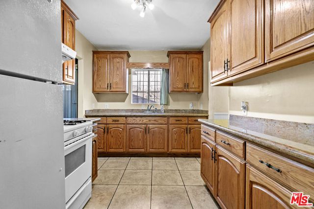 945 W 54th Street, Los Angeles, CA 90037