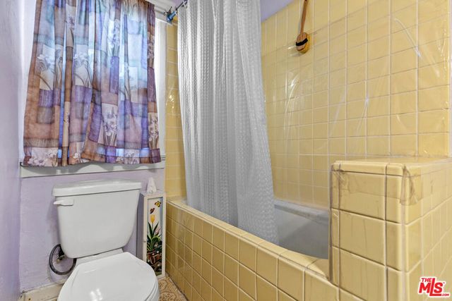 945 W 54th Street, Los Angeles, CA 90037