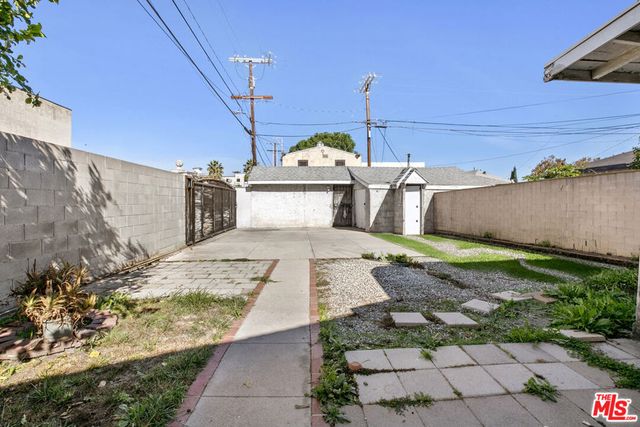 945 W 54th Street, Los Angeles, CA 90037