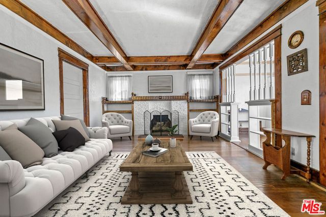 945 W 54th Street, Los Angeles, CA 90037