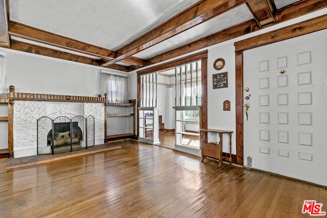 945 W 54th Street, Los Angeles, CA 90037