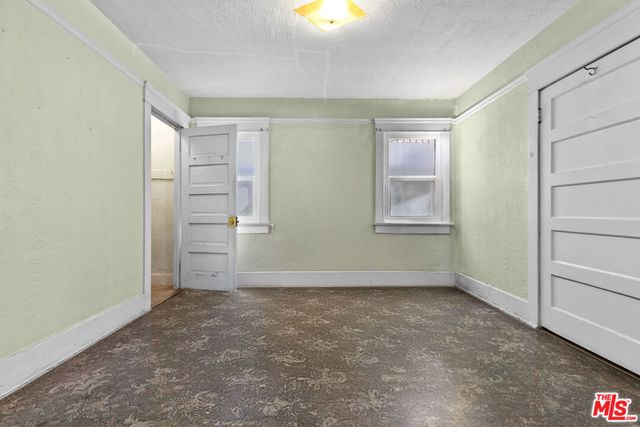 945 W 54th Street, Los Angeles, CA 90037