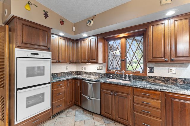 1608 W Lincoln Way, Marshalltown, IA 50158