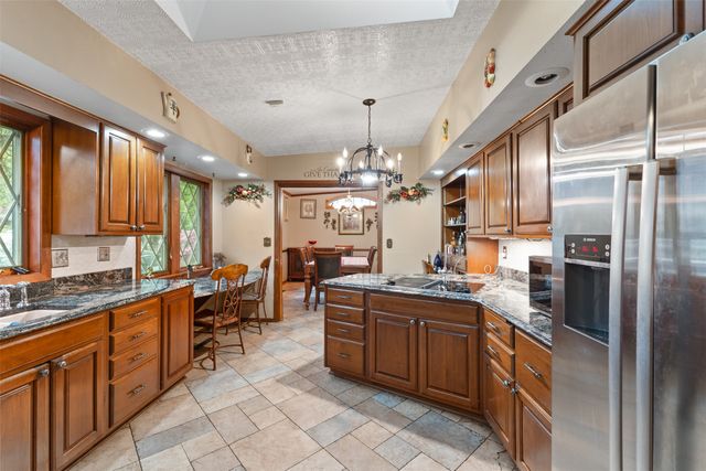 1608 W Lincoln Way, Marshalltown, IA 50158