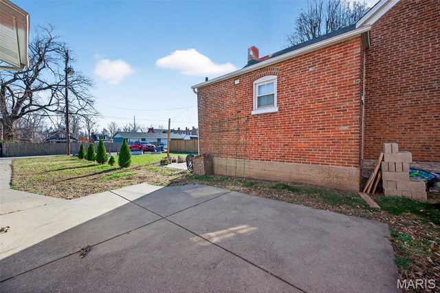 1212 N 3rd Street, St Charles, MO 63301