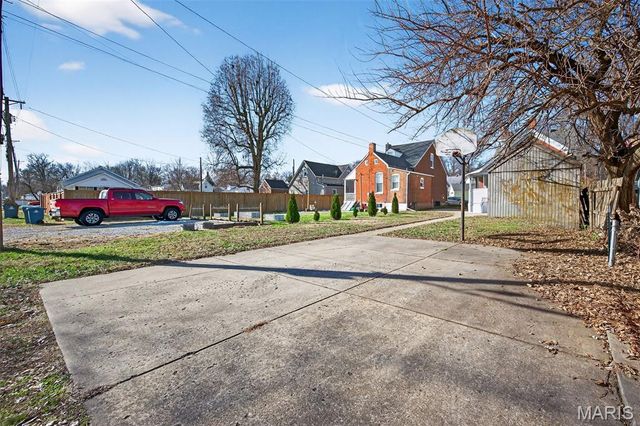 1212 N 3rd Street, St Charles, MO 63301