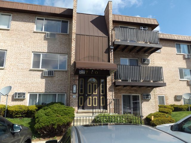 710 W Huntington Commons Road 2B, Mount Prospect, IL 60056