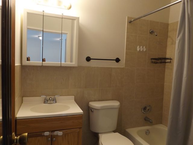 710 W Huntington Commons Road 2B, Mount Prospect, IL 60056
