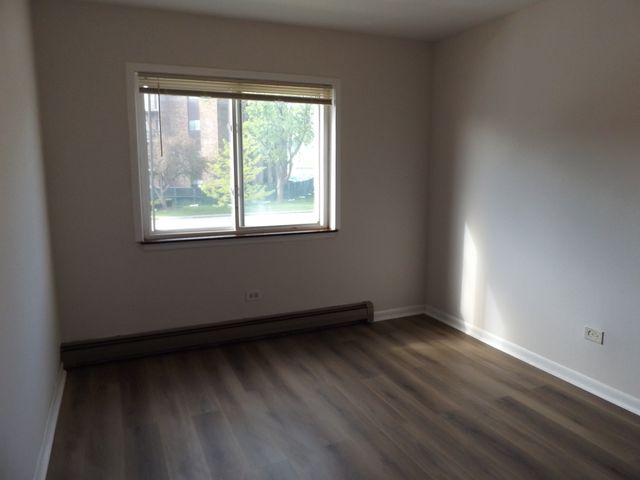 710 W Huntington Commons Road 2B, Mount Prospect, IL 60056
