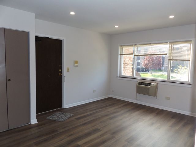 710 W Huntington Commons Road 2B, Mount Prospect, IL 60056