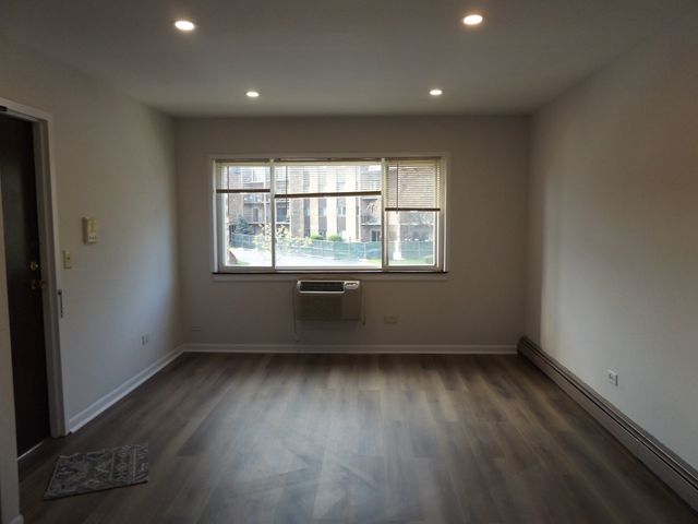 710 W Huntington Commons Road 2B, Mount Prospect, IL 60056