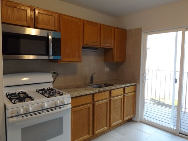 710 W Huntington Commons Road 2B, Mount Prospect, IL 60056
