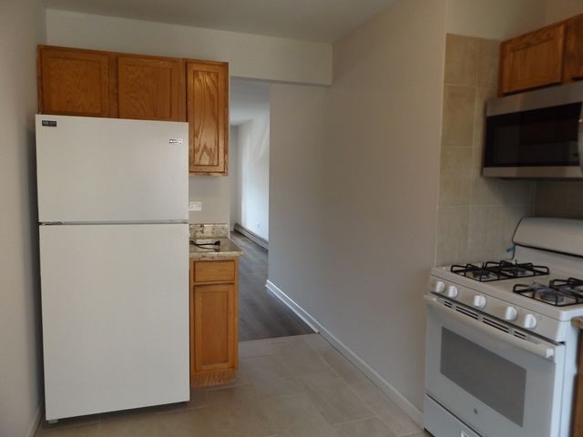 710 W Huntington Commons Road 2B, Mount Prospect, IL 60056