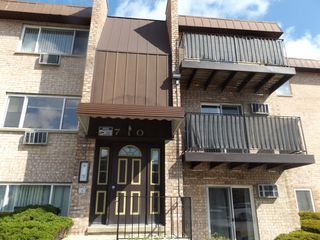 710 W Huntington Commons Road 2B, Mount Prospect, IL 60056