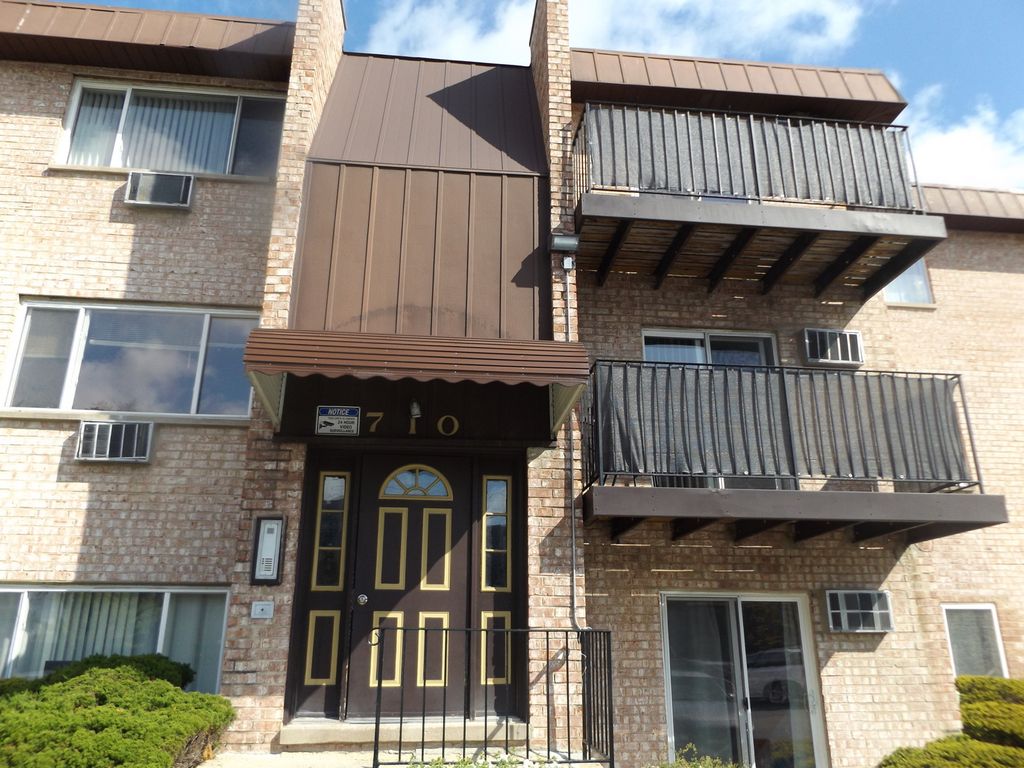 710 W Huntington Commons Road 2B, Mount Prospect, IL 60056