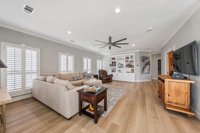 204 April Waters Drive N, Montgomery, TX 77356