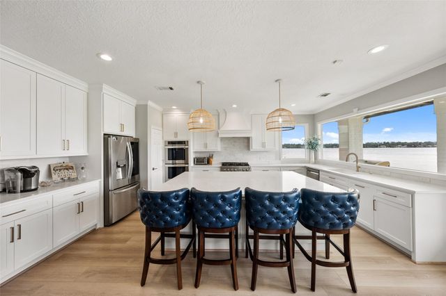 204 April Waters Drive N, Montgomery, TX 77356